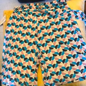 Elegant shorts NWT. Pretty print—for office, happy hour, date or Girls Night Out